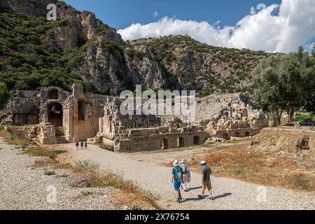 Myra Ancient City est particulièrement célèbre pour ses tombes rupestres de la période lycienne, théâtre de la période romaine et la période byzantine comprenant l'église Nicolas (Santa Claus). Banque D'Images