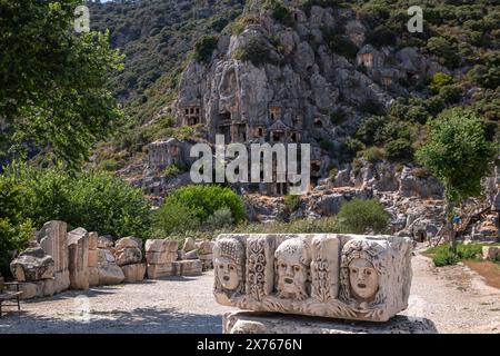 Myra Ancient City est particulièrement célèbre pour ses tombes rupestres de la période lycienne, théâtre de la période romaine et la période byzantine comprenant l'église Nicolas (Santa Claus). Banque D'Images