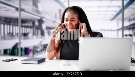 Close-up d'une femme africaine essaie d'écouter avec l'oreille de la main Banque D'Images