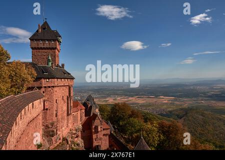 ORSCHWILLER, ALSACE, FRANCE - 13 octobre 2023 : Château du Haut-Koenigsbourg, le château du Haut-Koenigsbourg est situé au pied de la colline d'Alsace Banque D'Images