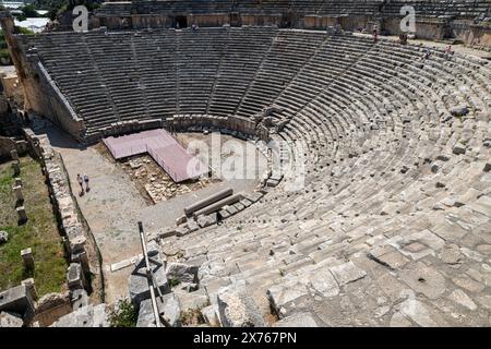 Myra Ancient City est particulièrement célèbre pour ses tombes rupestres de la période lycienne, théâtre de la période romaine et la période byzantine comprenant l'église Nicolas (Santa Claus). Banque D'Images