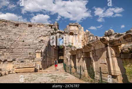 Myra Ancient City est particulièrement célèbre pour ses tombes rupestres de la période lycienne, théâtre de la période romaine et la période byzantine comprenant l'église Nicolas (Santa Claus). Banque D'Images