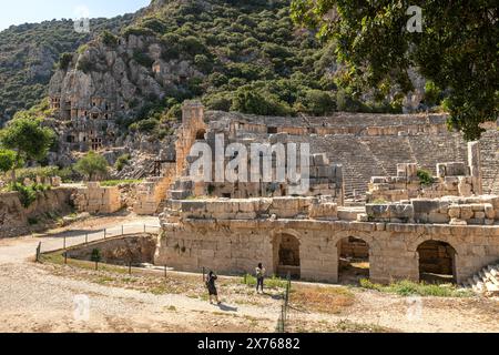 Myra Ancient City est particulièrement célèbre pour ses tombes rupestres de la période lycienne, théâtre de la période romaine et la période byzantine comprenant l'église Nicolas (Santa Claus). Banque D'Images