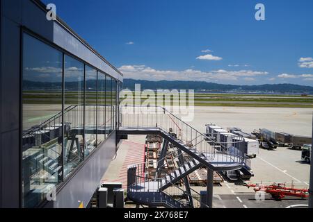 Piste à l'aéroport de Kansai à Osaka avec réflexion dans le verre Banque D'Images