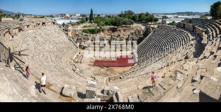 Myra Ancient City est particulièrement célèbre pour ses tombes rupestres de la période lycienne, théâtre de la période romaine et la période byzantine comprenant l'église Nicolas (Santa Claus). Banque D'Images