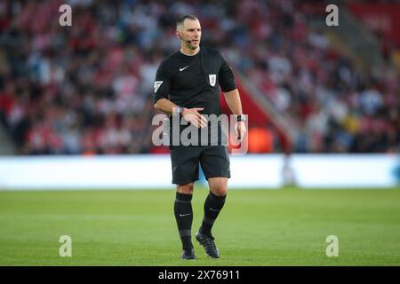 Southampton, Royaume-Uni. 17 mai 2024. Arbitre Tim Robinson, lors du match de deuxième manche de la demi-finale du Sky Bet Championship Southampton vs West Bromwich Albion au St Mary's Stadium, Southampton, Royaume-Uni, le 17 mai 2024 (photo par Gareth Evans/News images) à Southampton, Royaume-Uni le 17/05/2024. (Photo de Gareth Evans/News images/SIPA USA) crédit : SIPA USA/Alamy Live News Banque D'Images