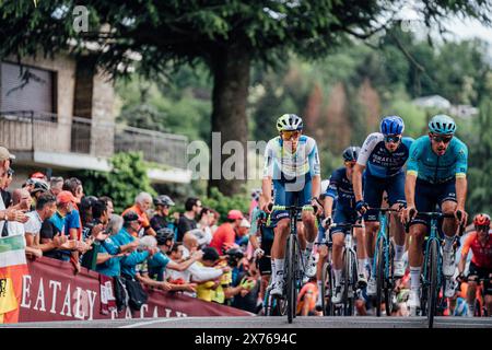 Turin, Italie. 04 mai 2024. Photo par Zac Williams/SWpix.com - 04/05/2024 - cyclisme - 2024 Giro d'Italia, étape 1, Venaria Reale à Torino - le grupetto. Crédit : SWpix/Alamy Live News Banque D'Images