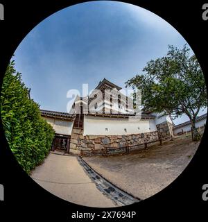 Château de Himeji (UNESCO) - château blanc frappant dominant le paysage à Himeji, préfecture de Hyogo, Japon 1 juin 2017. Objectif fisheye pour l'effet Banque D'Images