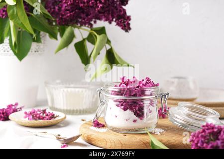 Préparation de sirop à partir des fleurs de lilas. Verrerie. Fond blanc. Mise au point sélective. copier l'espace Banque D'Images