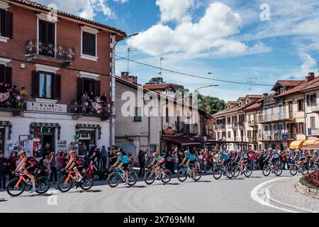 Turin, Italie. 04 mai 2024. Photo par Zac Williams/SWpix.com - 04/05/2024 - cyclisme - 2024 Giro d'Italia, étape 1, Venaria Reale à Torino - le peloton. Crédit : SWpix/Alamy Live News Banque D'Images