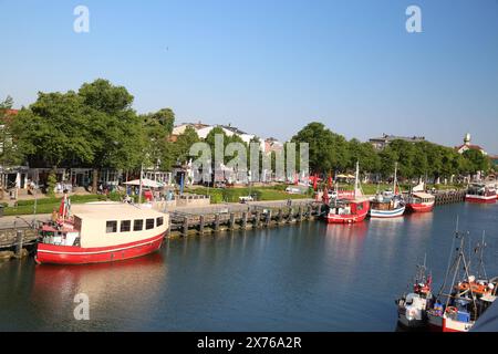 Blick am Donnerstag 16.05.2024 im Ostseebad Warnemünde, ein Ortsteil der Hanse- und Universitätsstadt Rostock, auf den Alten Strom. für die anstehenden Pfingsttage erwarten die Metrologen im Wesentlichen sonniges Wetter. *** Voir le jeudi 16 05 2024 dans la station balnéaire balte de Warnemünde, un quartier de la ville hanséatique et universitaire de Rostock, sur l'Alter Strom pour les prochains Whitsun Days, les métrologues attendent un temps principalement ensoleillé Banque D'Images