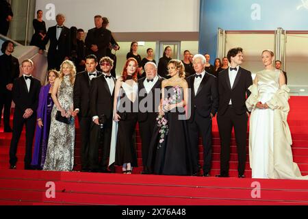 Scott Lastaiti, Luisa Law, Tiffany Boyle, David Gonzales, Andrew Wonder, Taylor Jeanne, Paul Schrader, Penelope Mitchell, Alejandra Silva, Richard Gere, Homer James Jigme Gere et Uma Thurman assistent à la première de 'Oh Canada' lors du 77e Festival de Cannes au Palais des Festivals de Cannes, France, le 17 mai 2024. Crédit : dpa Picture alliance/Alamy Live News Banque D'Images