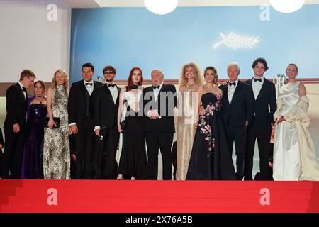 Scott Lastaiti, Luisa Law, Tiffany Boyle, David Gonzales, Andrew Wonder, Taylor Jeanne, Paul Schrader, Penelope Mitchell, Alejandra Silva, Richard Gere, Homer James Jigme Gere et Uma Thurman assistent à la première de 'Oh Canada' lors du 77e Festival de Cannes au Palais des Festivals de Cannes, France, le 17 mai 2024. Crédit : dpa Picture alliance/Alamy Live News Banque D'Images