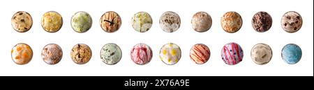 Collection de crèmes glacées aux fruits avec cuillère décorée avec des ingrédients dans une tasse de crème glacée découpée sur fond blanc. Vue de dessus. Banque D'Images