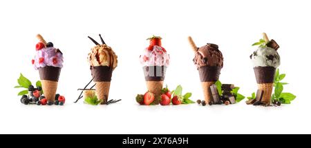 Assortiment de crèmes glacées de différentes saveurs décorées avec des fruits autour isolé sur fond blanc Banque D'Images