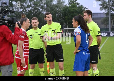 Gand, Belgique. 17 mai 2024. L'arbitre Ruben Calluy et les arbitres adjoints Vincent Detremmerie et CeDo Gregorie Carpels photographiés avec Nia Elyn (4) de AA Gent Ladies et Maud Coutereels (17) de Standard de Liège lors d'un match de football féminin entre AA Gent Ladies et Standard Femina de Liège le 9e jour de match en jeu OFF 1 de la saison 2023 - 2024 du Belgian Lotto Womens Super League, le samedi 17 mai 2024 à Gent, BELGIQUE . Crédit : Sportpix/Alamy Live News Banque D'Images