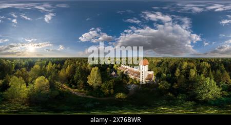 Vue panoramique à 360° de panoramique hdri 360 sphérique sans couture aérienne près de ruine bâtiment abandonné vieil hôtel en forêt en projection équirectangulaire avec zénith et nadi