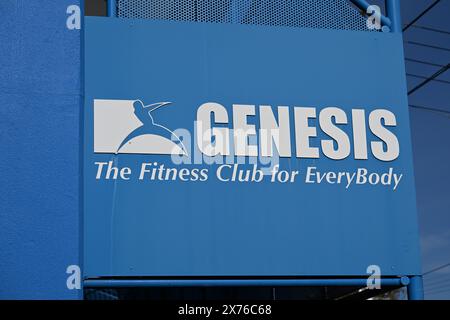 Signalisation bleue sur une structure métallique à l'extérieur du gymnase Genesis Health and Fitness Club, pendant une journée ensoleillée Banque D'Images