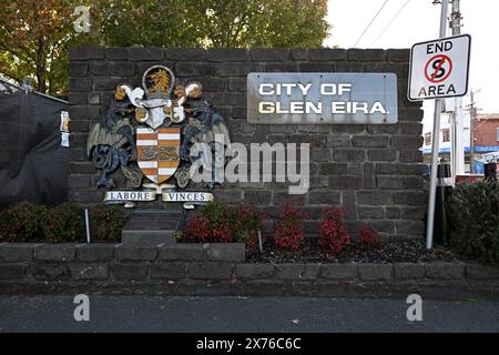 Structure en pierre à l'extérieur de l'hôtel de ville de Glen Eira avec les armoiries de la ville de Caulfield et une plaque signalant l'incorporation de Caulfield dans Glen Eira Banque D'Images