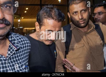 Mumbai, Inde. 17 mai 2024. MUMBAI, INDE - 17 MAI : L'équipe de la branche criminelle est arrivée avec l'accusé Bhavesh Bhinde dans l'affaire Ghatcopar Hoarding Collaping à l'aéroport international de Mumbai le 17 mai 2024 à Mumbai, en Inde. Bhinde, directeur de la société de publicité M/S Ego Media Pvt Ltd, qui avait installé la palissade à Ghatkopar qui s’est effondrée le 13 mai, tuant 16 personnes. (Photo de Satish Bate/Hindustan Times/Sipa USA) crédit : Sipa USA/Alamy Live News Banque D'Images