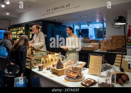 Paris, France, People Shopping Inside French Chocolates Shop, Alain Ducasse, Chef, « le chocolat » dans le grand magasin des Galeries Lafayette Banque D'Images