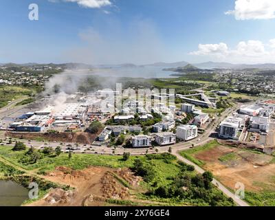 Vue aérienne du centre commercial Kenu-in à Dumbea, Nouvelle-Calédonie, 18 mai 2024. Une autre personne a été tuée samedi et deux autres blessées dans le territoire français Pacifique de la Nouvelle-Calédonie alors que le personnel de sécurité tentait de rétablir l'ordre après une cinquième nuit d'émeutes et de pillages qui a maintenant coûté la vie à six personnes. Pendant près d'une semaine, la ville habituellement tranquille de bord de mer a été convulsée. Deux gendarmes ont été tués : un coup de feu à la tête et un second coup de feu ami, ont indiqué les responsables. Trois autres personnes, toutes des Kanaks autochtones, ont également été tuées : un jeune de 17 ans et deux hommes âgés de 20 et 36 ans. Les troubles Banque D'Images