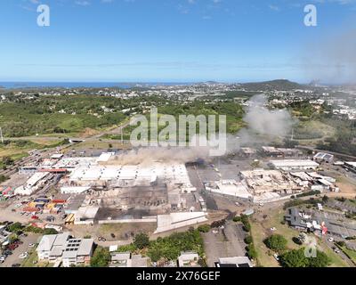 Vue aérienne du centre commercial Kenu-in à Dumbea, Nouvelle-Calédonie, 18 mai 2024. Une autre personne a été tuée samedi et deux autres blessées dans le territoire français Pacifique de la Nouvelle-Calédonie alors que le personnel de sécurité tentait de rétablir l'ordre après une cinquième nuit d'émeutes et de pillages qui a maintenant coûté la vie à six personnes. Pendant près d'une semaine, la ville habituellement tranquille de bord de mer a été convulsée. Deux gendarmes ont été tués : un coup de feu à la tête et un second coup de feu ami, ont indiqué les responsables. Trois autres personnes, toutes des Kanaks autochtones, ont également été tuées : un jeune de 17 ans et deux hommes âgés de 20 et 36 ans. Les troubles Banque D'Images