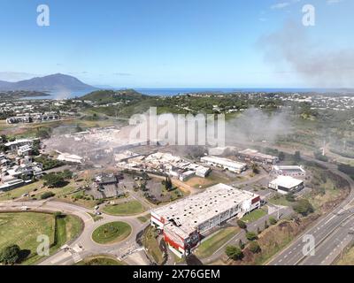 Vue aérienne du centre commercial Kenu-in à Dumbea, Nouvelle-Calédonie, 18 mai 2024. Une autre personne a été tuée samedi et deux autres blessées dans le territoire français Pacifique de la Nouvelle-Calédonie alors que le personnel de sécurité tentait de rétablir l'ordre après une cinquième nuit d'émeutes et de pillages qui a maintenant coûté la vie à six personnes. Pendant près d'une semaine, la ville habituellement tranquille de bord de mer a été convulsée. Deux gendarmes ont été tués : un coup de feu à la tête et un second coup de feu ami, ont indiqué les responsables. Trois autres personnes, toutes des Kanaks autochtones, ont également été tuées : un jeune de 17 ans et deux hommes âgés de 20 et 36 ans. Les troubles Banque D'Images