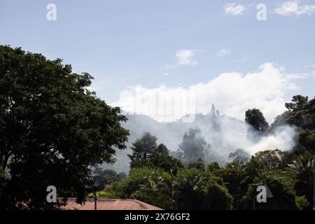 Samedi 18 mai 2024 - Dumbea - incendie en cours à Auteuil. Une autre personne a été tuée samedi et deux autres blessées dans le territoire français Pacifique de la Nouvelle-Calédonie alors que le personnel de sécurité tentait de rétablir l'ordre après une cinquième nuit d'émeutes et de pillages qui a maintenant coûté la vie à six personnes. Pendant près d'une semaine, la ville habituellement tranquille de bord de mer a été convulsée. Deux gendarmes ont été tués : un coup de feu à la tête et un second coup de feu ami, ont indiqué les responsables. Trois autres personnes, toutes des Kanaks autochtones, ont également été tuées : un jeune de 17 ans et deux hommes âgés de 20 et 36 ans. Les troubles ont été imputés à econo Banque D'Images