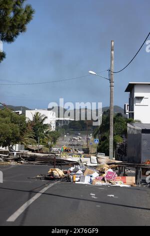 Samedi 18 mai 2024 - Dumbea - barrage routier fait avec des débris causés par les émeutiers à Koutio une autre personne a été tuée samedi et deux blessés dans le territoire français Pacifique de la Nouvelle-Calédonie alors que le personnel de sécurité tentait de rétablir l'ordre après une cinquième nuit d'émeutes et de pillages qui a maintenant a coûté la vie à six personnes. Pendant près d'une semaine, la ville habituellement tranquille de bord de mer a été convulsée. Deux gendarmes ont été tués : un coup de feu à la tête et un second coup de feu ami, ont indiqué les responsables. Trois autres personnes, toutes des Kanaks autochtones, ont également été tuées : un jeune de 17 ans et deux hommes âgés Banque D'Images