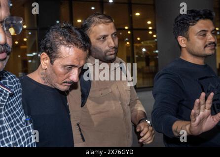 Mumbai, Inde. 17 mai 2024. MUMBAI, INDE - 17 MAI : L'équipe de la branche criminelle est arrivée avec l'accusé Bhavesh Bhinde dans l'affaire Ghatcopar Hoarding Collaping à l'aéroport international de Mumbai le 17 mai 2024 à Mumbai, en Inde. Bhinde, directeur de la société de publicité M/S Ego Media Pvt Ltd, qui avait installé la palissade à Ghatkopar qui s’est effondrée le 13 mai, tuant 16 personnes. (Photo de Satish Bate/Hindustan Times/Sipa USA) crédit : Sipa USA/Alamy Live News Banque D'Images