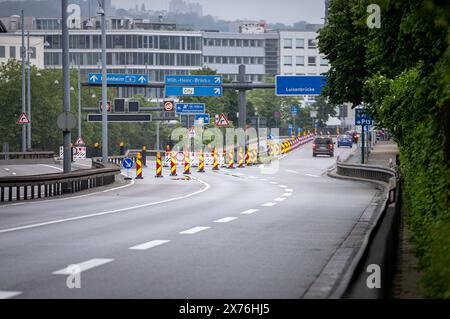 18 mai 2024, Sarre, Saarbrücken : la voie de contournement des inondations sur l'autoroute urbaine A620. De fortes pluies continues ont provoqué de multiples inondations et glissements de terrain en Sarre. Photo : Laszlo Pinter/dpa Banque D'Images