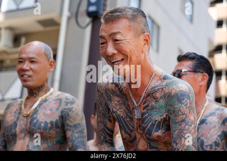 18 mai 2024, Tokyo, Japon : les participants montrant leur corps entier tatoué, peut-être des membres de la mafia japonaise ou Yakuza, assistent à la Sanja Matsuri dans le district d'Asakusa. Le Sanja Matsuri est l'un des plus grands festivals shinto de Tokyo, et il se tient dans le quartier Asakusa de Tokyo pendant trois jours autour du troisième week-end de mai. De grands groupes de personnes vêtues de vêtements traditionnels transportent des Mikoshi (sanctuaires sacrés portables) entre les rues près du temple Sensoji pour apporter bénédiction et fortune aux habitants de la communauté voisine à Asakusa pendant les deuxième et troisième jours de la fête Banque D'Images