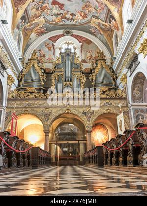 Orgue et nef dans l'église cathédrale Saint-Nicolas, Ljubljana, Slovénie. Banque D'Images