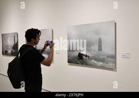 Rabat, Maroc. 17 mai 2024. Un visiteur prend des photos d’une exposition au Musée Mohammed VI d’Art moderne et contemporain à Rabat, Maroc, le 17 mai 2024. Crédit : Huo Jing/Xinhua/Alamy Live News Banque D'Images