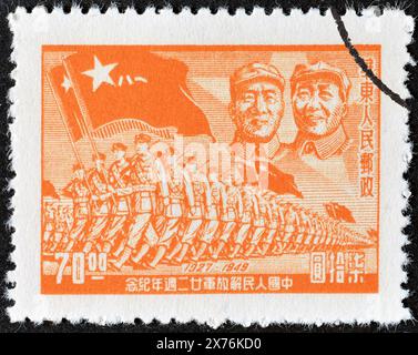 Timbre-poste oblitéré imprimé par la Chine, qui montre Zhu de, Mao Zedong et les troupes, vers 1949. Banque D'Images