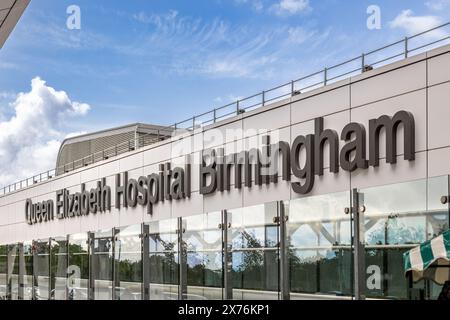 Queen Elizabeth Hospital Birmingham est un important hôpital militaire et NHS situé à Edgbaston, près de l'Université de Birmingham. Signez pour l'hôpital QE. Banque D'Images