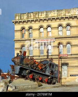 Oamaru, Nouvelle-Zélande - 19 septembre 2018 ; Fanciful train Engine devant le musée Steampunk Head Quarters à Oamaru. Banque D'Images