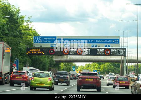 Surrey, Royaume-Uni. 18 mai 2024. C'était une heure de pointe chargée sur l'autoroute M25 à Surrey avec des restrictions de vitesse en place en raison de divers accidents. Des appels ont été lancés pour que les autoroutes intelligentes soient abandonnées en raison de problèmes de sécurité et du nombre de décès qui y ont été causés. Il y a un an, le premier ministre Rishi Sunak, a annulé le déploiement de toute nouvelle modernisation de Smart Motorway en attendant un examen de la sécurité. Crédit : Maureen McLean/Alamy Banque D'Images