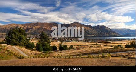 Panorama du lac Wanaka, canton, champs et montagnes, en automne, Nouvelle-Zélande Banque D'Images