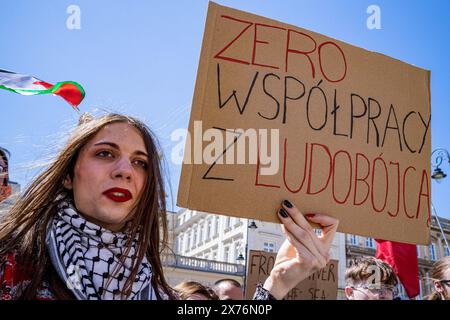 Varsovie, Pologne. 17 mai 2024. Un étudiant tient une pancarte contre le génocide de Gaza pendant la manifestation pro-Palestine. Les étudiants de l'Université de Varsovie et d'autres organisations académiques de la ville se sont réunis pour présenter une lettre ouverte au recteur de l'université. La lettre exige la fin de la coopération de l'école dans les programmes d'échange avec les universités israéliennes. Crédit : SOPA images Limited/Alamy Live News Banque D'Images