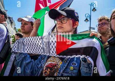 Varsovie, Pologne. 17 mai 2024. Les étudiants tiennent une écharpe Keffiyeh pendant la manifestation pro-Palestine. Les étudiants de l'Université de Varsovie et d'autres organisations académiques de la ville se sont réunis pour présenter une lettre ouverte au recteur de l'université. La lettre exige la fin de la coopération de l'école dans les programmes d'échange avec les universités israéliennes. Crédit : SOPA images Limited/Alamy Live News Banque D'Images