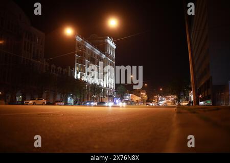 Cathédrale Blagoveschensky illuminée la nuit à Kharkov, Ukraine. Photo de haute qualité Banque D'Images