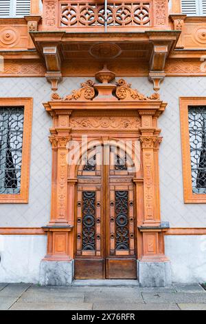 porte en bois ornée sur la façade du bâtiment historique Banque D'Images