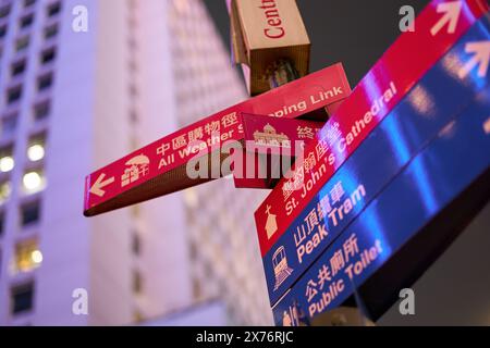 HONG KONG, CHINE - 05 DÉCEMBRE 2023 : gros plan d'une signalisation à Hong Kong. Banque D'Images