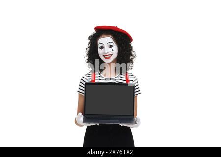 Mime drôle avec ordinateur portable posant sur fond blanc Banque D'Images