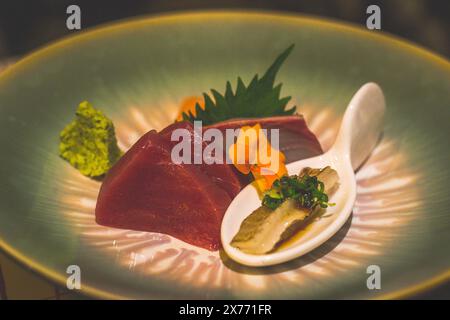 Sashimi Moriawase de thon, saumon et flet et servi dans un bol Banque D'Images
