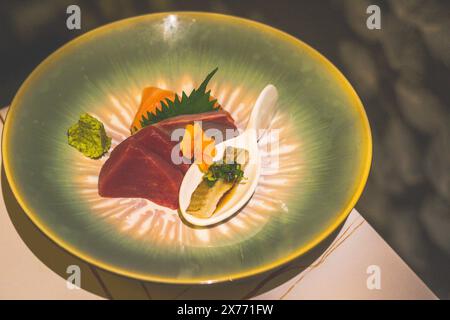 Sashimi Moriawase de thon, saumon et flet et servi dans un bol Banque D'Images