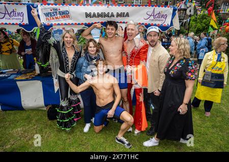 Londres, Royaume-Uni. 18 mai 2024. Les artistes du Mamma Mia se tiennent au quatrième marché aux puces du West End dans les jardins de l’église St Paul, l’église des acteurs, à Covent Garden. Top West End Shows ont mis en place des stands au design unique pour célébrer leurs productions, ainsi que pour concourir pour le stand le mieux habillé. Des souvenirs théâtraux sont proposés au public dans le cadre d'un événement de collecte de fonds pour aider à jouer pour d'autres personnes, ce qui profite à 14 œuvres de théâtre et d'aide sociale britanniques. Credit : Stephen Chung / Alamy Live News Banque D'Images