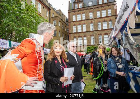 Londres, Royaume-Uni. 18 mai 2024. Juges (2L) Harriet Thorpe et Christopher Biggins au stand Mamma Mia au quatrième marché aux puces du West End dans les jardins de l’église St Paul, l’église des acteurs, à Covent Garden. Top West End Shows ont mis en place des stands au design unique pour célébrer leurs productions, ainsi que pour concourir pour le stand le mieux habillé. Des souvenirs théâtraux sont proposés au public dans le cadre d'un événement de collecte de fonds pour aider à jouer pour d'autres personnes, ce qui profite à 14 œuvres de théâtre et d'aide sociale britanniques. Credit : Stephen Chung / Alamy Live News Banque D'Images